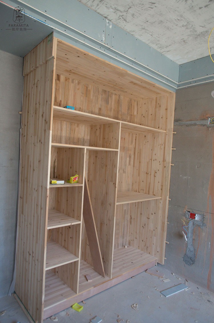 看看我们的木工师傅做的衣柜